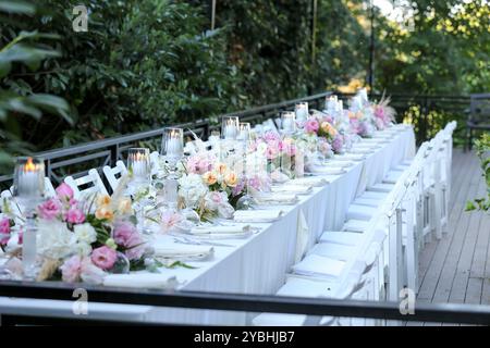 Elegante e minimalista disposizione del tavolo da sposa con eleganti decorazioni floreali, ideale per feste moderne Foto Stock