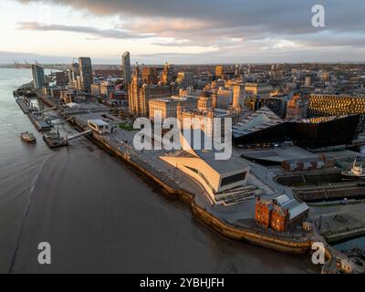 Vista aerea del lungomare di Liverpool, che mostra Pier Head, le Three Graces e lo skyline della città lungo il fiume Mersey nel Merseyside, Inghilterra. Foto Stock