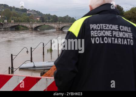 Torino, Italia. 19 ottobre 2024. Sondazione del fiume po presso i Murazzi di Torino, Italia. - Cronaca - sabato 19 ottobre 2024 - (foto Matteo Secci/LaPresse) inondazione del po a Murazzi a Torino, Italia - News - sabato 19 ottobre 2024 - (foto Matteo Secci/LaPresse) crediti: LaPresse/Alamy Live News Foto Stock