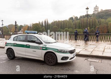 Torino, Italia. 19 ottobre 2024. Sondazione del fiume po presso i Murazzi di Torino, Italia. - Cronaca - sabato 19 ottobre 2024 - (foto Matteo Secci/LaPresse) inondazione del po a Murazzi a Torino, Italia - News - sabato 19 ottobre 2024 - (foto Matteo Secci/LaPresse) crediti: LaPresse/Alamy Live News Foto Stock