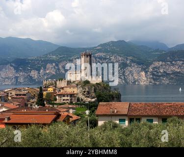 MALCESINE, ITALIA - 16 GIUGNO 2024: Veduta della città e del Castello Scaligero dalle pendici inferiori del Monte Baldo Foto Stock
