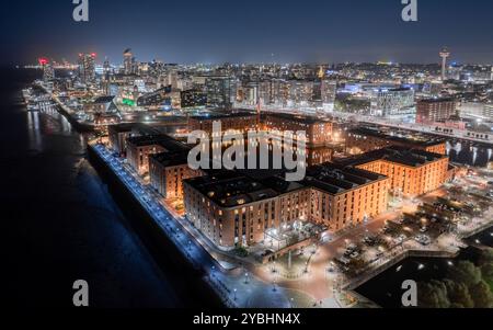 Royal Albert Dock Liverpool visto dall'alto di notte, illuminato accanto al fiume Mersey a Liverpool, Merseyside, Inghilterra. Foto Stock