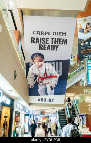 Poster "Raise Them Ready" che mostra una ragazza in kimono che sostiene le arti marziali per bambini, i12 Katong Shopping Mall Singapore, Asia Foto Stock