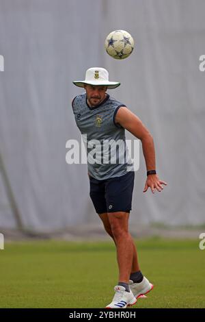 Lo Skiper Aiden Markram durante le sessioni di allenamento della squadra sudafricana allo Sher-e-Bangla National Cricket Stadium (SBNCS) di Mirpur, Dhaka, Banglad Foto Stock