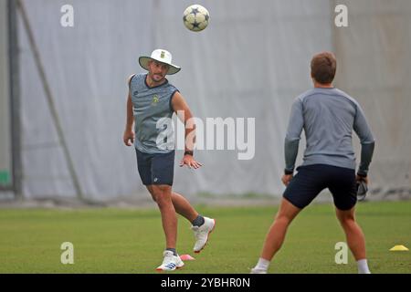 Lo Skiper Aiden Markram durante le sessioni di allenamento della squadra sudafricana allo Sher-e-Bangla National Cricket Stadium (SBNCS) di Mirpur, Dhaka, Banglad Foto Stock