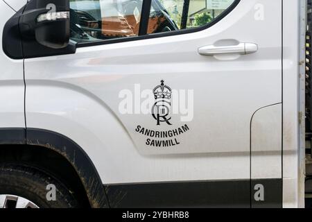 Re Carlo III di Francia, cifratore reale su veicolo da Sandringham Sawmill, nella tenuta reale. Con corona Tudor sopra le iniziali CIII e R per Rex. Foto Stock