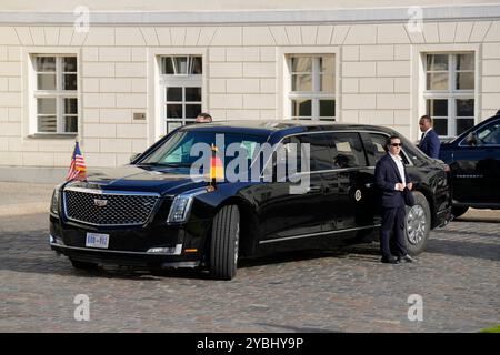 Staatsbesuch des amerikanischen Präsidenten, Joseph R. Biden Jr. Besuch des Präsidenten der Vereinigten Staaten von Amerika, Joseph R. Biden Jr., in Deutschland. Ankunft des amerikanischen Präsidenten am Schloss Bellevue la Bestia, das Auto des Präsidenten Berlin GER *** visita di Stato del Presidente degli Stati Uniti d'America, Joseph R Biden Jr visita del Presidente degli Stati Uniti d'America, Joseph R Biden Jr , in Germania arrivo del Presidente americano al Bellevue Palace la Bestia, la Presidents car Berlin GER Foto Stock