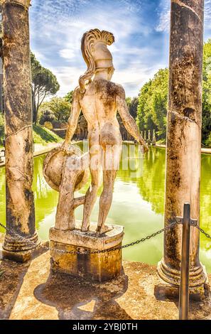 Statua greca di Ares affacciato sulla piscina antico chiamato Canopus, all'interno di Villa Adriana (Villa Adriana), Tivoli, Italia Foto Stock