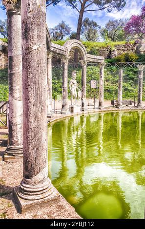 Statua greca di Ares affacciato sulla piscina antico chiamato Canopus, all'interno di Villa Adriana (Villa Adriana), Tivoli, Italia Foto Stock