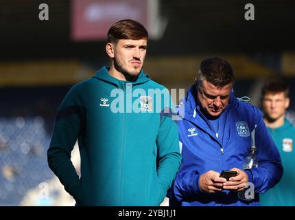 Liam Kitching di Coventry City in vista della partita del campionato Sky Bet al Deepdale Stadium di Preston. Data foto: Sabato 19 ottobre 2024. Foto Stock