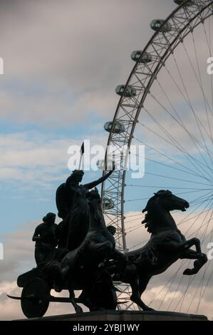 Boadicea Monument a Londra, situato presso Victoria Embankment sul Tamigi con il London Eye sullo sfondo. Londra, Inghilterra, Regno Unito, Europa Foto Stock