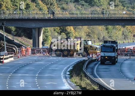 Bristol, Regno Unito. 19 ottobre 2024. L'autostrada M4 sarà chiusa tra gli svincoli 18 e 19 a Bristol per tutto il fine settimana. Nella figura sono illustrati i lavori di scavo sotto il ponte A432. Questa è una delle sezioni più trafficate della rete autostradale del Regno Unito, il traffico è interrotto. Il ponte ha chiuso alle 19 di venerdì 18 ottobre e speriamo riaprirà alle 6 di mattina del 21, quindi ci saranno lunghe deviazioni. Il ponte A432 Badminton Road è in cattive condizioni, la sua sostituzione è prevista per il 2025. Questo fine settimana i lavori riassegneranno i servizi locali che attraversano il ponte in trincee scavate lungo l'autostrada Foto Stock