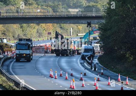 Bristol, Regno Unito. 19 ottobre 2024. L'autostrada M4 sarà chiusa tra gli svincoli 18 e 19 a Bristol per tutto il fine settimana. Nella figura sono illustrati i lavori di scavo sotto il ponte A432. Questa è una delle sezioni più trafficate della rete autostradale del Regno Unito, il traffico è interrotto. Il ponte ha chiuso alle 19 di venerdì 18 ottobre e speriamo riaprirà alle 6 di mattina del 21, quindi ci saranno lunghe deviazioni. Il ponte A432 Badminton Road è in cattive condizioni, la sua sostituzione è prevista per il 2025. Questo fine settimana i lavori riassegneranno i servizi locali che attraversano il ponte in trincee scavate lungo l'autostrada Foto Stock