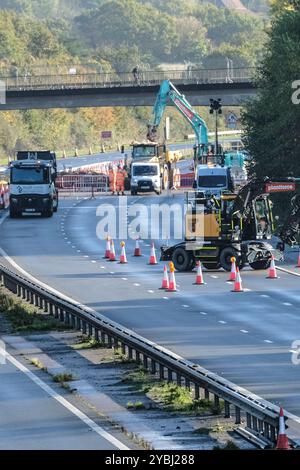 Bristol, Regno Unito. 19 ottobre 2024. L'autostrada M4 sarà chiusa tra gli svincoli 18 e 19 a Bristol per tutto il fine settimana. Nella figura sono illustrati i lavori di scavo sotto il ponte A432. Questa è una delle sezioni più trafficate della rete autostradale del Regno Unito, il traffico è interrotto. Il ponte ha chiuso alle 19 di venerdì 18 ottobre e speriamo riaprirà alle 6 di mattina del 21, quindi ci saranno lunghe deviazioni. Il ponte A432 Badminton Road è in cattive condizioni, la sua sostituzione è prevista per il 2025. Questo fine settimana i lavori riassegneranno i servizi locali che attraversano il ponte in trincee scavate lungo l'autostrada Foto Stock