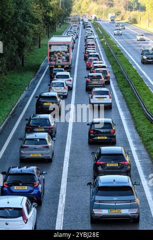 Bristol, Regno Unito. 19 ottobre 2024. L'autostrada M4 sarà chiusa tra gli svincoli 18 e 19 a Bristol per tutto il fine settimana. Il traffico M4 deviato sulla A417 causa ritardi. Questa è una delle sezioni più trafficate della rete autostradale del Regno Unito, il traffico è interrotto. Il ponte ha chiuso alle 19 di venerdì 18 ottobre e speriamo riaprirà alle 6 di mattina del 21, quindi ci saranno lunghe deviazioni. Il ponte A432 Badminton Road è in cattive condizioni, la sua sostituzione è prevista per il 2025. Questo fine settimana i lavori riassegneranno i servizi locali che attraversano il ponte in trincee scavate attraverso l'autostrada. Foto Stock