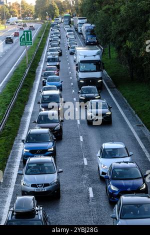 Bristol, Regno Unito. 19 ottobre 2024. L'autostrada M4 sarà chiusa tra gli svincoli 18 e 19 a Bristol per tutto il fine settimana. Il traffico M4 deviato sulla A417 causa ritardi. Questa è una delle sezioni più trafficate della rete autostradale del Regno Unito, il traffico è interrotto. Il ponte ha chiuso alle 19 di venerdì 18 ottobre e speriamo riaprirà alle 6 di mattina del 21, quindi ci saranno lunghe deviazioni. Il ponte A432 Badminton Road è in cattive condizioni, la sua sostituzione è prevista per il 2025. Questo fine settimana i lavori riassegneranno i servizi locali che attraversano il ponte in trincee scavate attraverso l'autostrada. Foto Stock