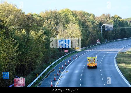 Bristol, Regno Unito. 19 ottobre 2024. L'autostrada M4 sarà chiusa tra gli svincoli 18 e 19 a Bristol per tutto il fine settimana. {Ictured è il M4 vuoto. Questa è una delle sezioni più trafficate della rete autostradale del Regno Unito, il traffico è interrotto. Il ponte ha chiuso alle 19 di venerdì 18 ottobre e speriamo riaprirà alle 6 di mattina del 21, quindi ci saranno lunghe deviazioni. Il ponte A432 Badminton Road è in cattive condizioni, la sua sostituzione è prevista per il 2025. Questo fine settimana i lavori riassegneranno i servizi locali che attraversano il ponte in trincee scavate attraverso l'autostrada. Crediti: JMF News/Alamy Foto Stock