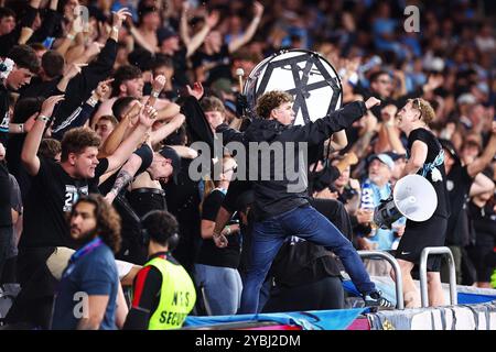 19 ottobre 2024; CommBank Stadium, Sydney, NSW, Australia: A-League Football, WESTERN Sydney Wanderers contro Sydney FC; i tifosi del Sydney FC celebrano il loro gol di apertura al 17 ° minuto Foto Stock