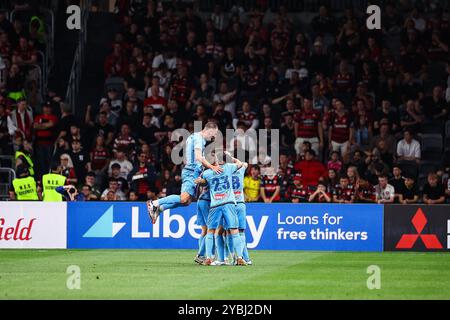 19 ottobre 2024; CommBank Stadium, Sydney, NSW, Australia: A-League Football, WESTERN Sydney Wanderers contro Sydney FC; i giocatori del Sydney FC si congratulano con Joe Lolley del Sydney FC dopo aver segnato il gol di apertura al 17 ° minuto Foto Stock