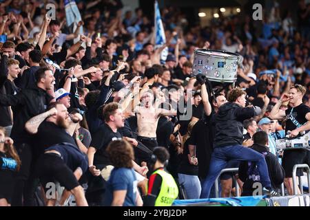 19 ottobre 2024; CommBank Stadium, Sydney, NSW, Australia: A-League Football, WESTERN Sydney Wanderers contro Sydney FC; i tifosi del Sydney FC celebrano il loro gol di apertura al 17 ° minuto Foto Stock