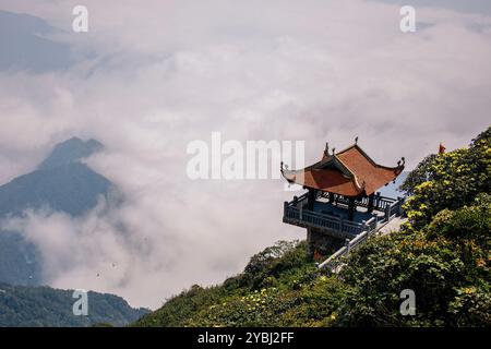 Vista dalla montagna più alta fan si Pan nella provincia di Lao Cai, Vietnam. Foto Stock