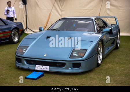 Ferrari F40 in Azzurro Hyperion in mostra al Salone Privé Concours d'Elégance tenutosi al Blenheim Palace. Foto Stock