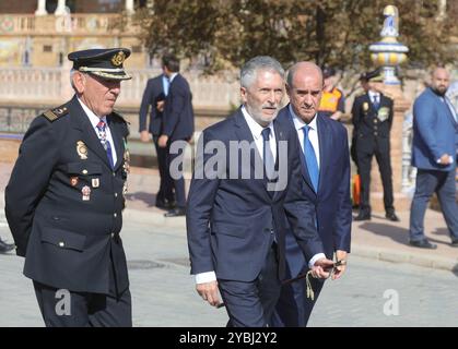 Siviglia, 10/02/2024. Evento centrale della giornata della polizia, incorniciato nelle attività commemorative del 200° anniversario del corpo in Plaza de España. Alla presenza di: Juanma Moreno, Fernando grande-Marlaska, Antonio Sanz, Juan Espadas, José Luis Sanz e Francisco Pardo Piqueras. Foto: Raúl Doblado. SEGN. ARCHSEV. Crediti: Album / Archivo ABC / Raúl Doblado Foto Stock