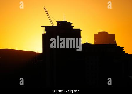 Alba dietro City Island e Bridgewater Place a Leeds, West Yorkshire, Regno Unito Foto Stock