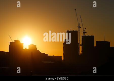 Alba dietro City Island e Bridgewater Place a Leeds, West Yorkshire, Regno Unito Foto Stock