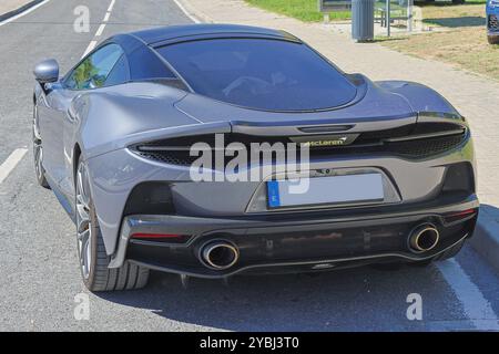 La mclaren gt grigia è parcheggiata sul lato di una strada e presenta un design elegante e sportivo Foto Stock