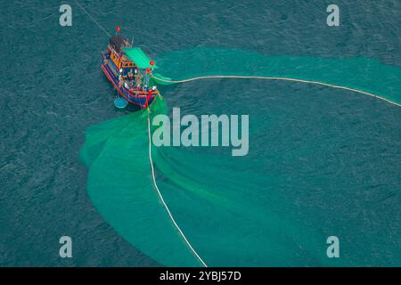 19 giugno 2024: Tecniche di pesca sulla senna nella provincia di Phu Yen, Vietnam Foto Stock