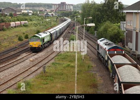 La classe 66 loco 66004 alimentata a olio vegetale idrogenato trasporta il 4H62 Immingham fino al servizio di biomassa della centrale elettrica Drax attraverso Scunthorpe il 14/6/24. Foto Stock