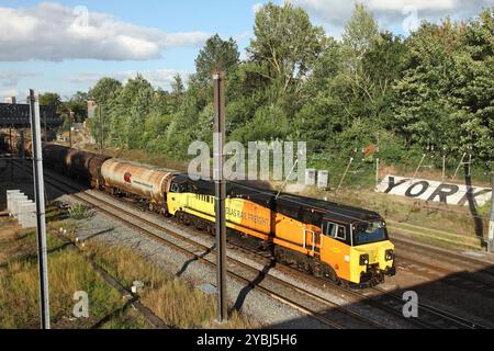 La locomotiva diesel Colas Rail classe 70 70813 trasporta il 6D43 1541 Jarrow al servizio di raffineria Lindsey Oil da York l'8/9/24. Foto Stock