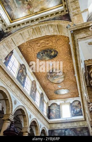 Interni della barocca Cattedrale di Sant'Agata a Gallipoli, Salento Foto Stock