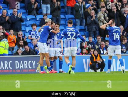 Cardiff City Stadium, Cardiff, Regno Unito. 19 ottobre 2024. EFL Championship Football, Cardiff City contro Plymouth Argyle; Alex Robertson del Cardiff City festeggia dopo aver segnato il suo primo gol al 16° minuto per il 1-0 Credit: Action Plus Sports/Alamy Live News Foto Stock