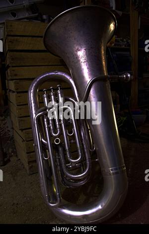 Vecchia tuba in un capannone buio Foto Stock