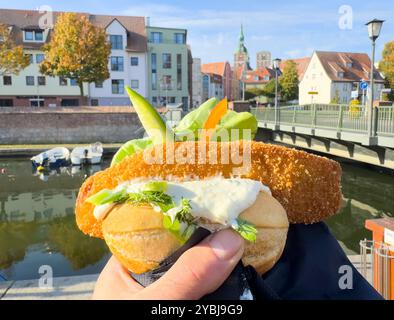 Deliziosi involtini di pesce fritti sul Mar Baltico a Stralsund Foto Stock