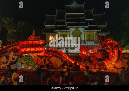 Luang Prabang, Laos. 18 ottobre 2024. La gente partecipa a una parata con una barca leggera a Luang Prabang, Laos, il 18 ottobre 2024. Durante il festival Boun Lai Heua fai, le persone adornavano la città con lanterne, sfilavano e successivamente galleggiavano grandi barche drago e piccole "barche" fatte di banani che trasportavano fiori, incenso e candele lungo il fiume Mekong per lasciar andare via la sfortuna e la fortuna fluire. Crediti: Kaikeo Saiyasane/Xinhua/Alamy Live News Foto Stock