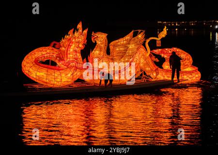 Luang Prabang. 18 ottobre 2024. Questa foto scattata il 18 ottobre 2024 mostra una barca leggera che galleggia lungo il fiume Mekong a Luang Prabang, Laos. Durante il festival Boun Lai Heua fai, le persone adornavano la città con lanterne, sfilavano e successivamente galleggiavano grandi barche drago e piccole "barche" fatte di banani che trasportavano fiori, incenso e candele lungo il fiume Mekong per lasciar andare via la sfortuna e la fortuna fluire. Crediti: Kaikeo Saiyasane/Xinhua/Alamy Live News Foto Stock