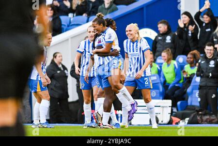 Brighton UK 19 ottobre 2024 - Nikita Parris di Brighton festeggia dopo aver segnato il suo primo gol durante la partita di football femminile Barclays Super League tra Brighton & Hove Albion e Manchester United all'American Express Stadium , Brighton : Credit Simon Dack /TPI/ Alamy Live News Foto Stock