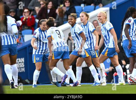 Brighton Regno Unito 19 ottobre 2024 - i giocatori di Brighton festeggiano dopo che Nikita Parris di Brighton (no 9) ha segnato il loro primo gol durante la partita di football femminile Barclays Super League tra Brighton & Hove Albion e Manchester United all'American Express Stadium , Brighton : Credit Simon Dack /TPI/ Alamy Live News Foto Stock