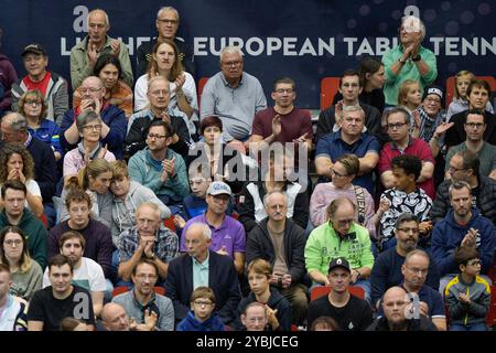 Linz, Austria. 19 ottobre 2024. LINZ, AUSTRIA - 19 OTTOBRE: Tifosi durante i Campionati europei di Ping-pong del 19 ottobre 2024 a Linz, Austria.241019 SEPA 19 023 - 20241019 PD3669 credito: APA-PictureDesk/Alamy Live News Foto Stock