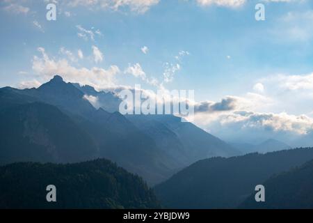 Spettacolari nuvole del tardo pomeriggio che si snodano sulle Tennengebirge Peaks, paesaggio estivo in luce soffusa Foto Stock