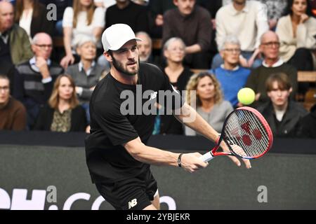 Stoccolma, Svezia. 19 ottobre 2024. STOCCOLMA, SVEZIA 20241019 Tommy Paul degli Stati Uniti in azione durante la semifinale del BNP Paribas Nordic Open ATP tennis match singolo contro StanWawrinka della Svizzera alla Royal Tennis Hall di Stoccolma, Svezia, il 19 ottobre 2024. Foto: Claudio Bresciani/TT/codice 10090 credito: TT News Agency/Alamy Live News Foto Stock