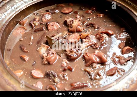 Tradizionale e vera feijoada brasiliana preparata con gli ingredienti più autentici e classici Foto Stock