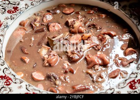 Tradizionale e vera feijoada brasiliana preparata con gli ingredienti più autentici e classici Foto Stock