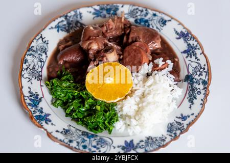 Tradizionale e vera feijoada brasiliana preparata con gli ingredienti più autentici e classici Foto Stock