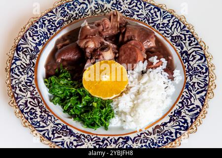 Tradizionale e vera feijoada brasiliana preparata con gli ingredienti più autentici e classici Foto Stock