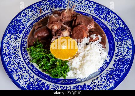 Tradizionale e vera feijoada brasiliana preparata con gli ingredienti più autentici e classici Foto Stock