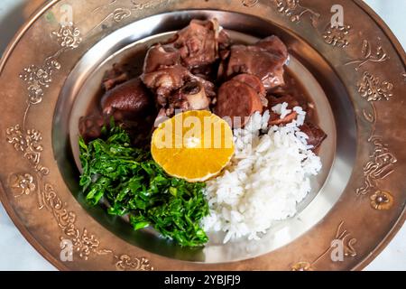 Tradizionale e vera feijoada brasiliana preparata con gli ingredienti più autentici e classici Foto Stock